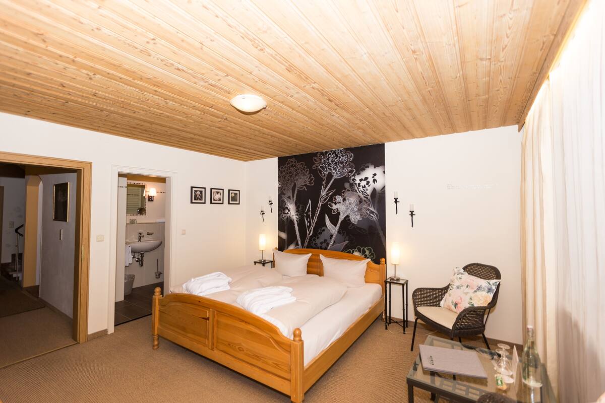 comfort double room, balcony | 1 bedroom, cots/infant beds, free wifi, bed sheets