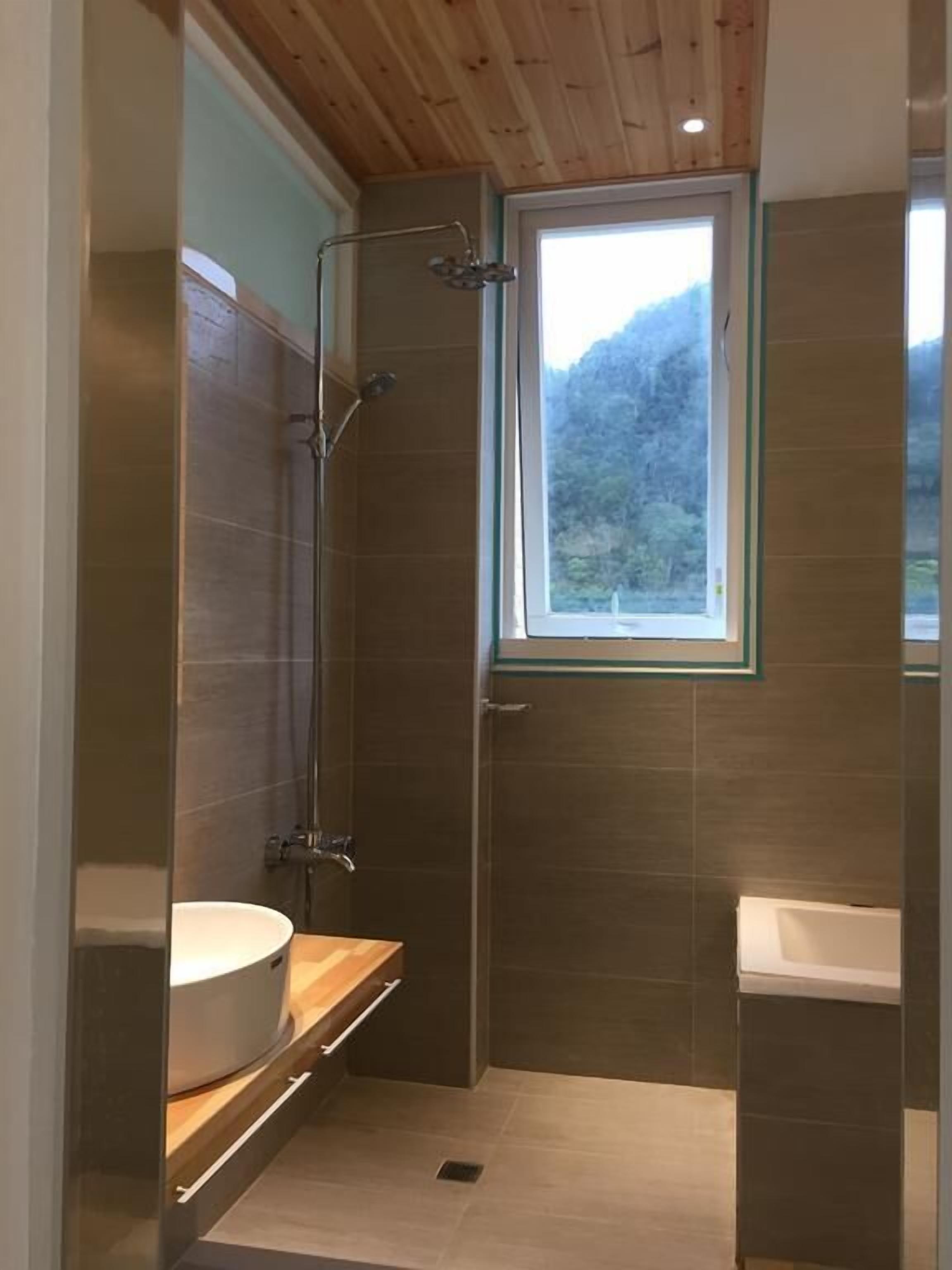 Chambre Quadruple Familiale | Lavabo de la salle de bain