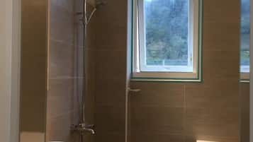 Chambre Quadruple Familiale | Lavabo de la salle de bain