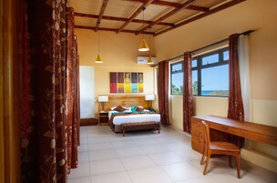 Penthouse | In-room safe, desk, blackout drapes, iron/ironing board