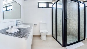 Suihku, hiustenkuivaaja, pyyhkeet