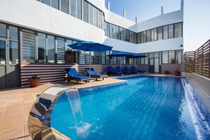 Una piscina al aire libre