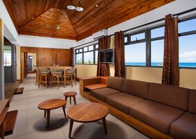 Caja de seguridad en la habitación, escritorio y cortinas blackout 