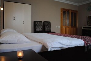 Familiesuite | Safe på rommet, skrivebord, strykejern/-brett og wi-fi (inkludert)