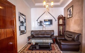 32-Zoll-Flachbildfernseher mit Satellitenempfang, Fernseher