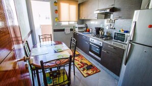 Dụng cụ pha cà phê/trà, tủ lạnh, lò vi sóng, lò nướng 