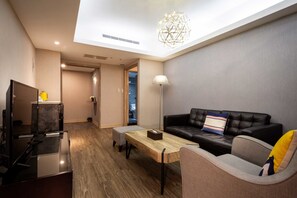 City View Six-person Room | Living area