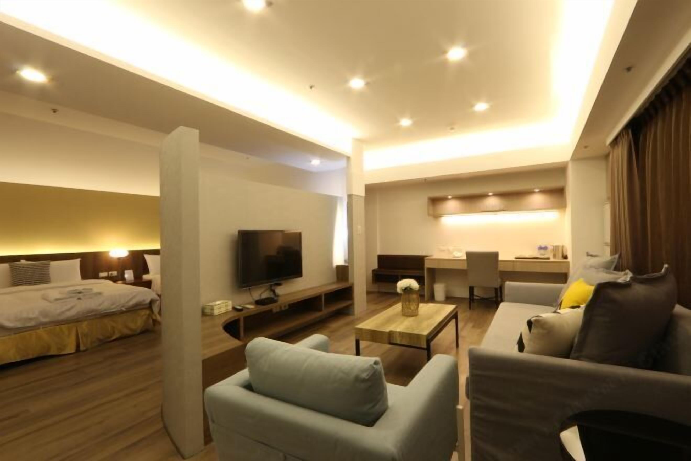 デスク、遮光カーテン、アイロン / アイロン台、WiFi (無料)