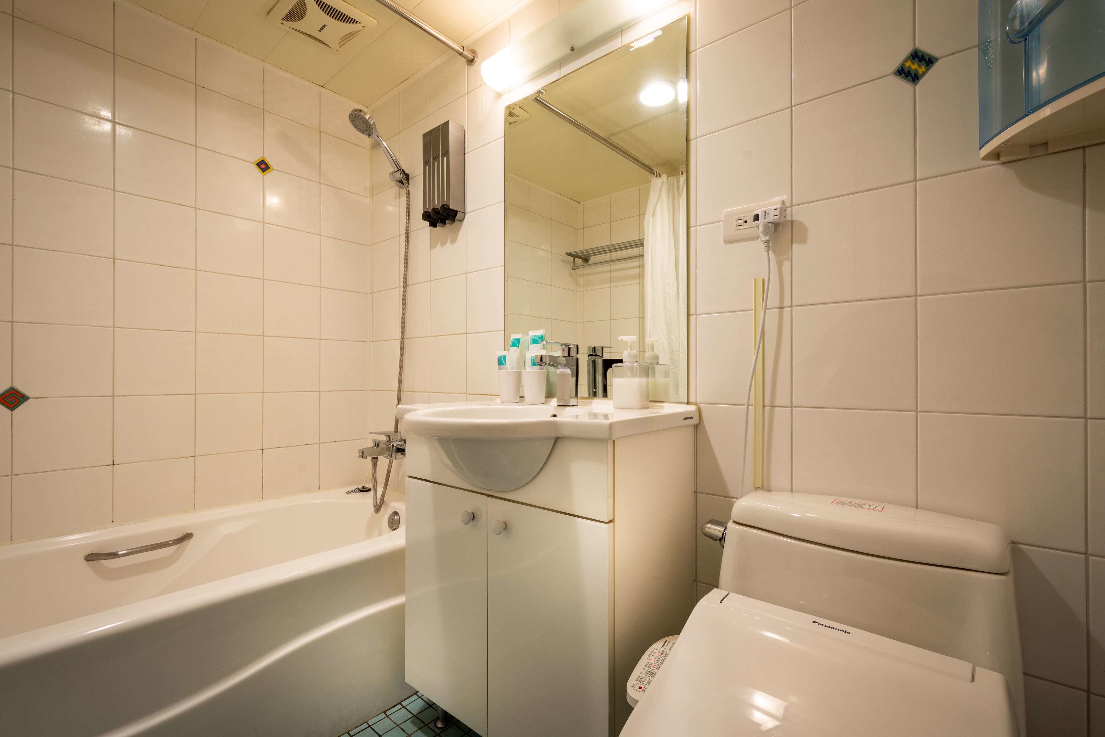 Un baño con bañera, inodoro y lavabo.