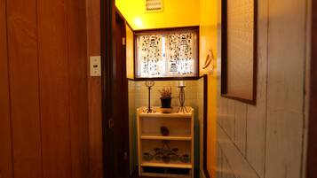 Rumah Standar | Kamar mandi | Kombinasi shower/bathtub dan perlengkapan mandi gratis