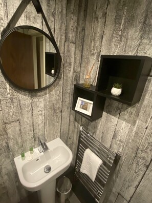 Bathroom - Clearly Apartments (York)