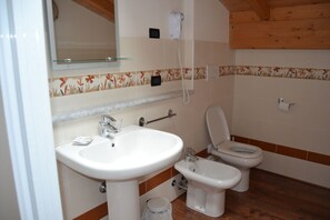 Standard Double Room, 1 Double or 2 Twin Beds, Garden View | Bathroom | Shower, free toiletries, hair dryer, bidet