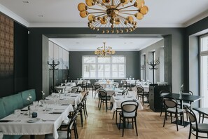 Ofereix vistes al jardí i s'hi serveixen esmorzars, dinars i sopars 
