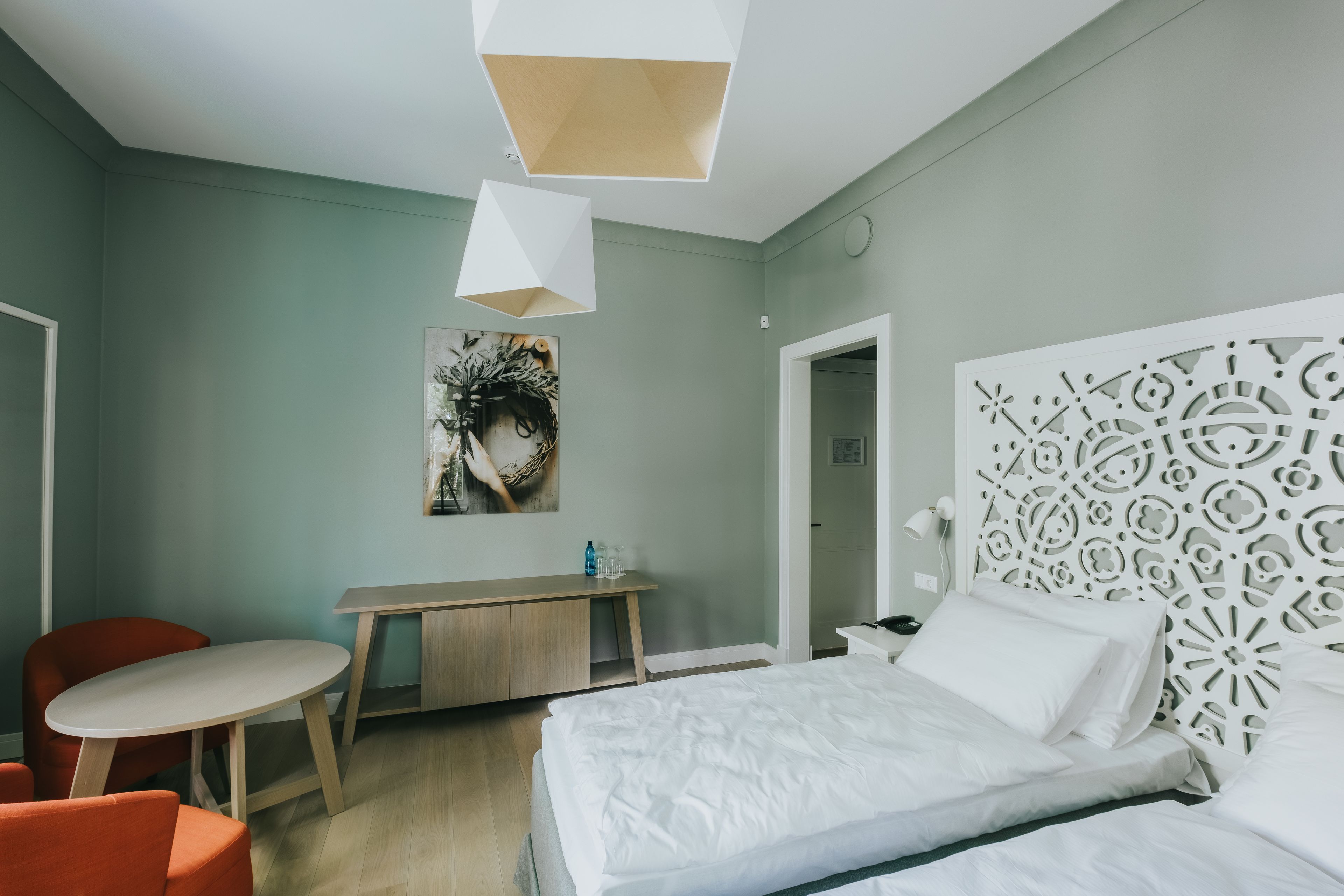 standard double or twin room | minibar, in-room safe, desk, soundproofing