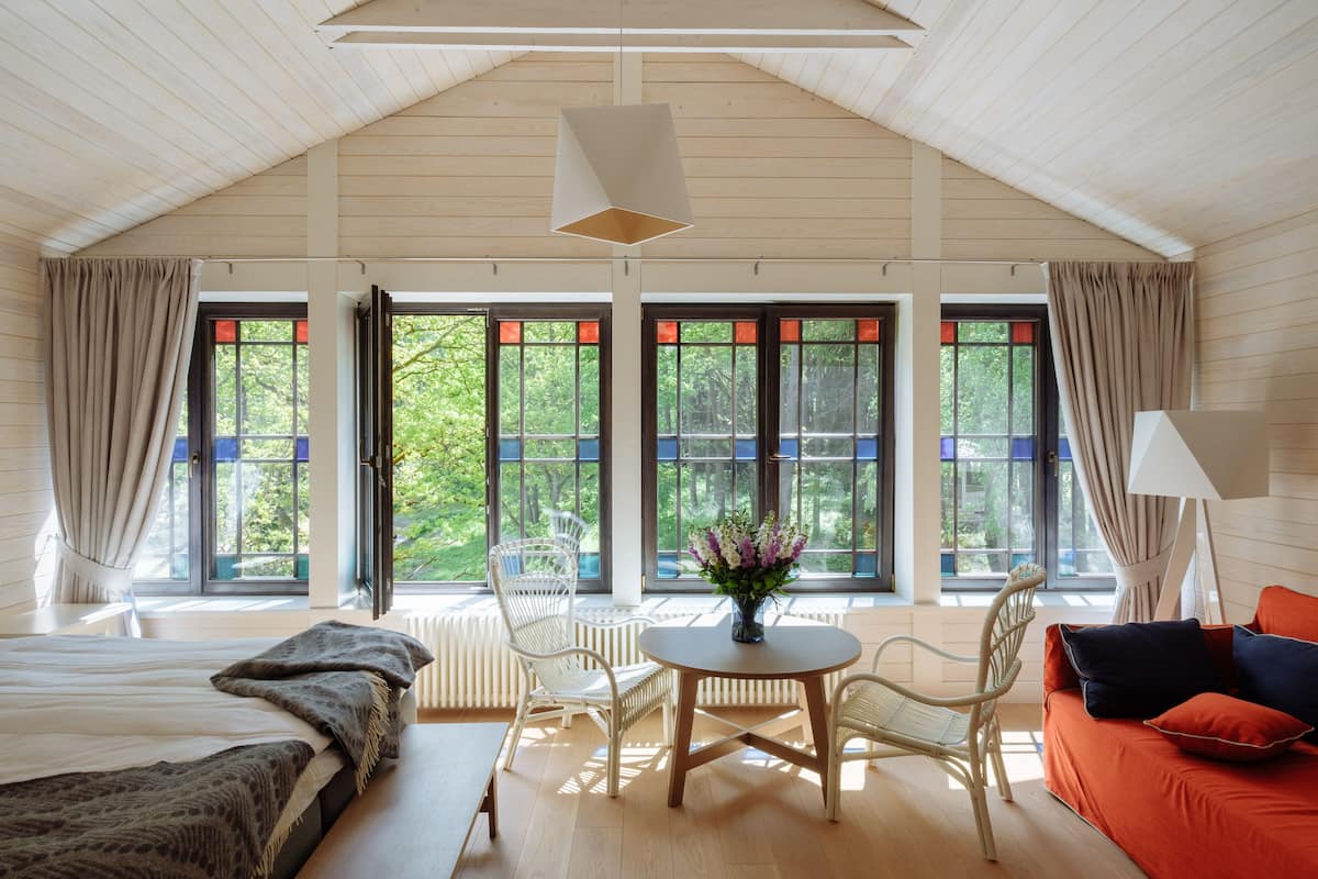 superior deluxe room | living area | tv