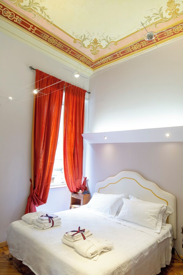 Habitación Deluxe con 1 cama matrimonial o 2 individuales (La Stanza di Cesare Pavese) | Ropa de cama de alta calidad, edredón, escritorio y cortinas blackout