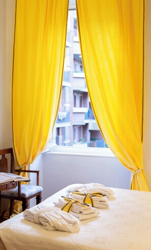 Comfort Double or Twin Room (Il mestiere di vivere) | Premium bedding, down comforters, desk, blackout drapes - La Luna e i Falo' (Turin)