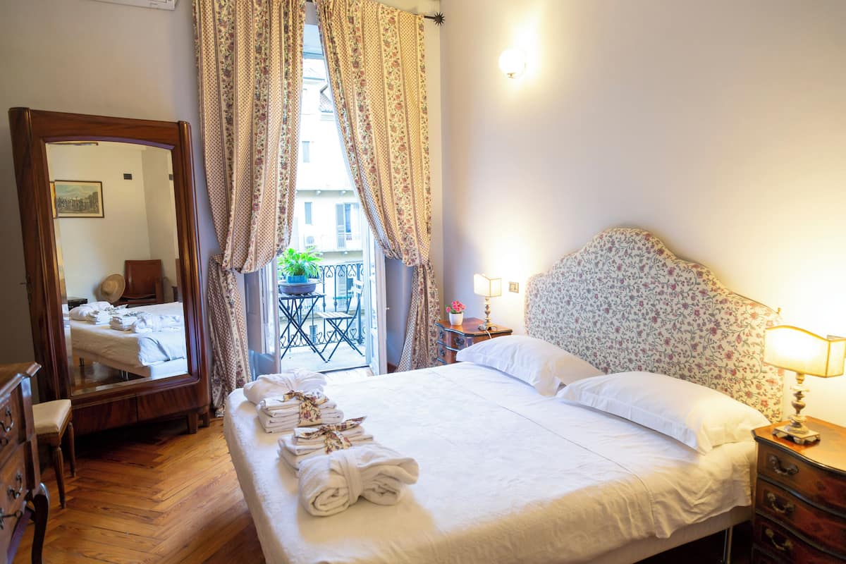 Camera Classic con letto matrimoniale o 2 letti singoli, 1 letto king (Paesi tuoi) | Biancheria da letto di alta qualità, copriletto in piuma, una scrivania