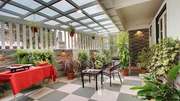 Deluxe room | 1 bedroom, in-room safe, soundproofing, iron/ironing board