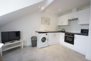 Apartemen, 1 kamar tidur (Top Floor) | Dapur kecil pribadi | Lemari es, microwave, oven, dan mesin pembuat kopi/teh