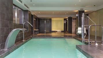 Sæsonbestemt udendørs pool, åben fra kl. 09.00 til kl. 19.00, parasoller