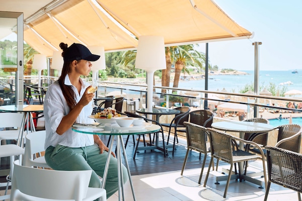 2 ravintolaa, joissa tarjoillaan aamiainen; kansainvälinen keittiö