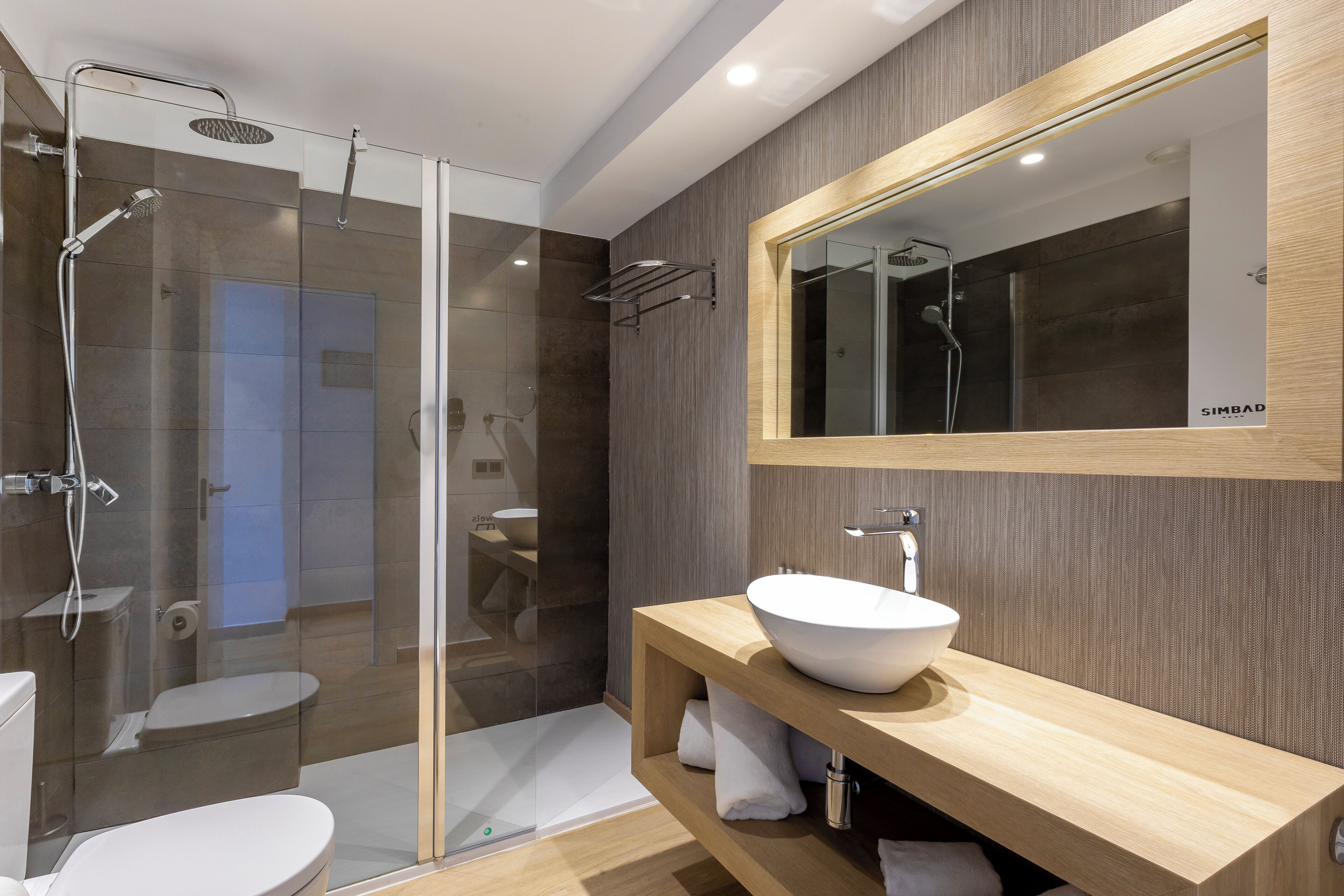 Bathroom | Combined shower/bathtub, free toiletries, hair dryer, towels