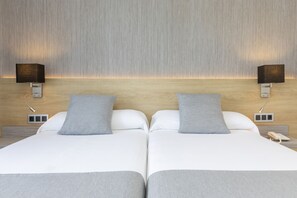 Twin Room, Terrace | Minibar, in-room safe, desk, blackout drapes
