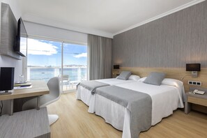 Tomannsrom, terrasse, sjøutsikt | Minibar, safe på rommet, skrivebord og blendingsgardiner