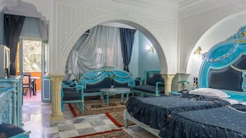 Chambre avec lits jumeaux | Coffres-forts dans les chambres, bureau, rideaux occultants