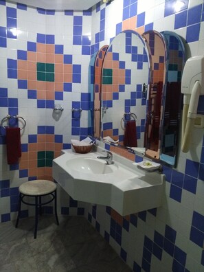 Chuveiro/banheira combinados, produtos de toalete grátis