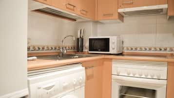 Huoneisto, 1 makuuhuone, parveke | Yksityinen keittiö | Täysikokoinen jääkaappi, mikroaaltouuni, kahvin-/teenkeitin, vedenkeitin