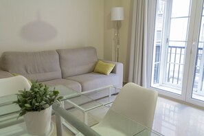 Apartment, 1 Schlafzimmer, Balkon | Wohnzimmer | Flachbildfernseher