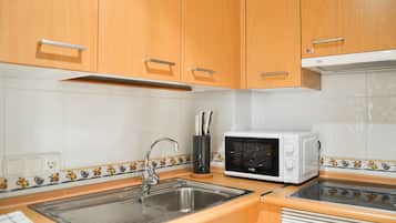 Huoneisto, 1 makuuhuone, parveke | Yksityinen keittiö | Täysikokoinen jääkaappi, mikroaaltouuni, kahvin-/teenkeitin, vedenkeitin