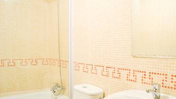 Apartment, 1 Schlafzimmer, Balkon | Badezimmer | Duschwanne, kostenlose Toilettenartikel, Haartrockner, Handtücher