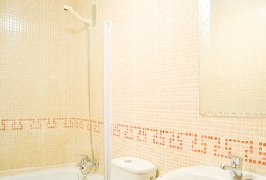 Apartamento, 1 quarto, sacada | Banheiro | Chuveiro/banheira combinados, produtos de toalete grátis