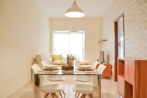 Apartment, Balkon | Essbereich im Zimmer