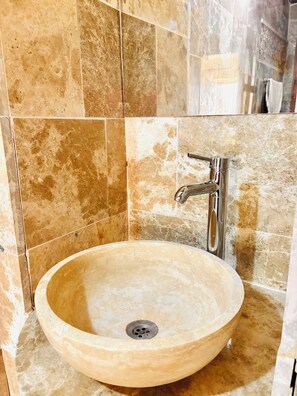 Classic Room, Valley View, Garden Area | Bathroom | Shower, rainfall showerhead, slippers, towels