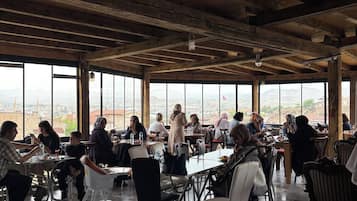 Petit déjeuner et dßner servis sur place, vue sur le jardin