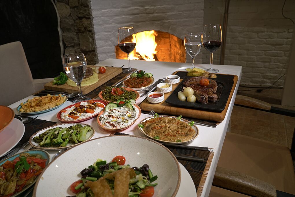 Breakfast, lunch, dinner served; local and international cuisine 