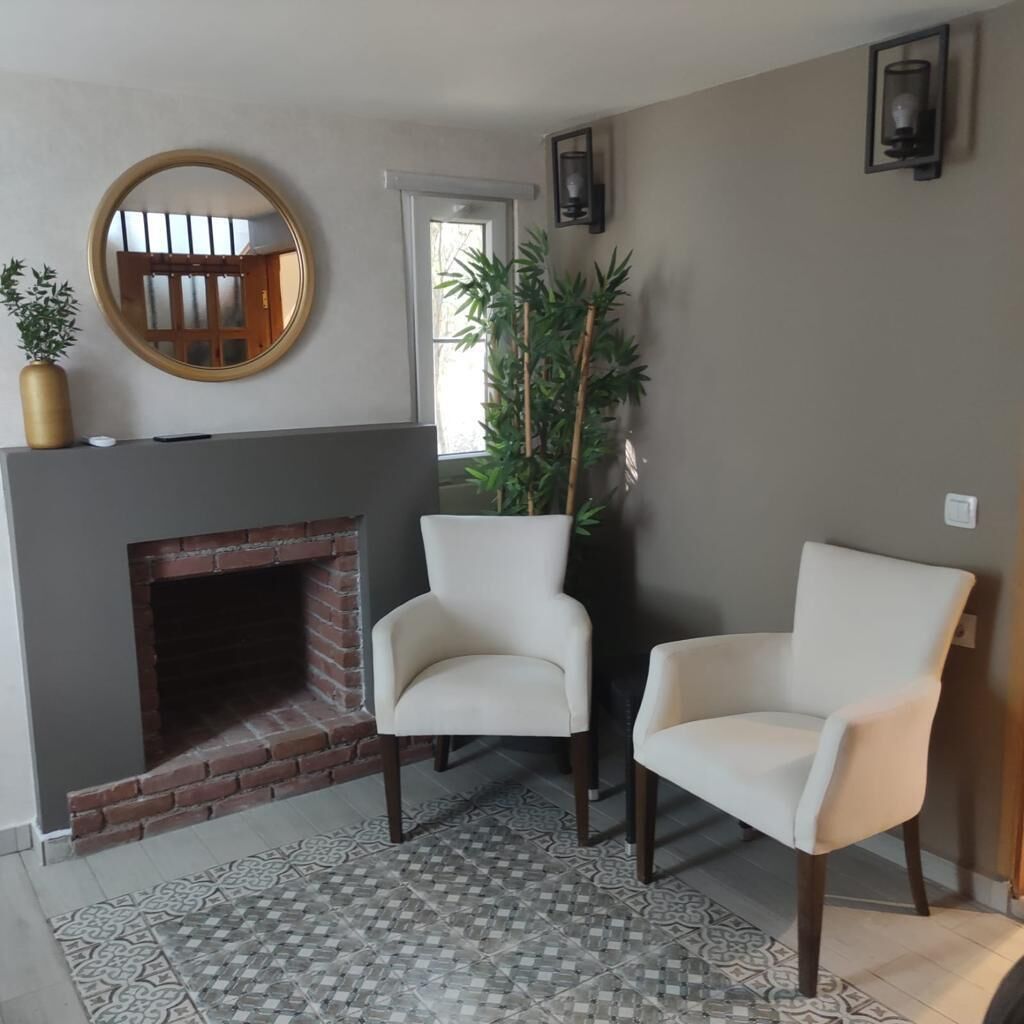 duplex | living area | 80-cm smart tv with satellite channels, tv