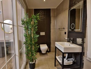 Chambre Deluxe | Salle de bain | Douche, douche hydromassante, articles de toilette gratuits