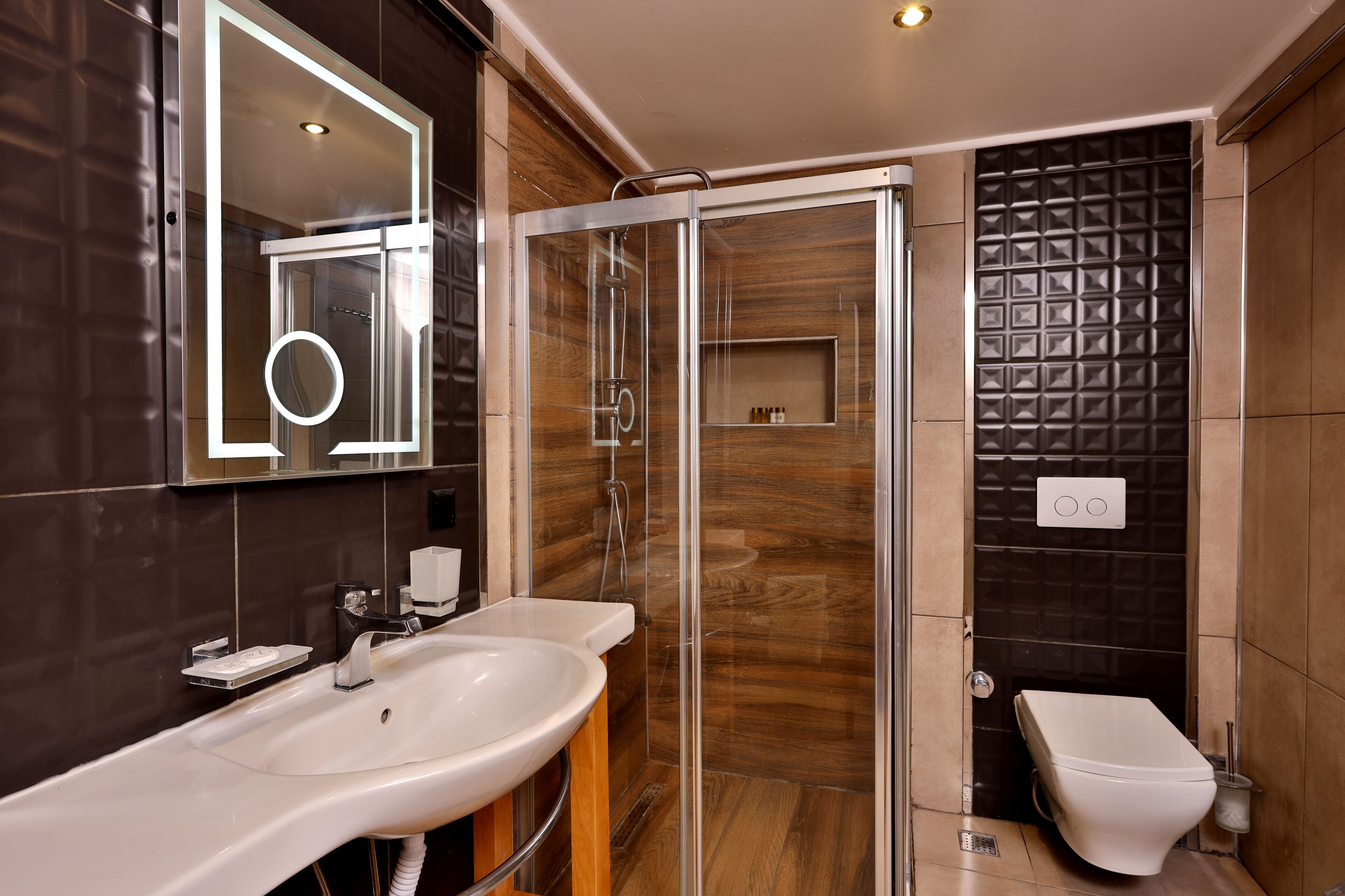 comfort triple room | bathroom | shower, hydromassage showerhead, free toiletries, hair dryer