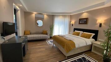 Deluxe Studio, Terrace, Mountain View | Egyptian cotton sheets, premium bedding, Tempur-Pedic beds