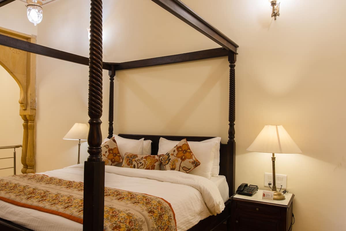 Maharaja Suite | Bar mini, peti besi dalam bilik, meja, kalis bunyi