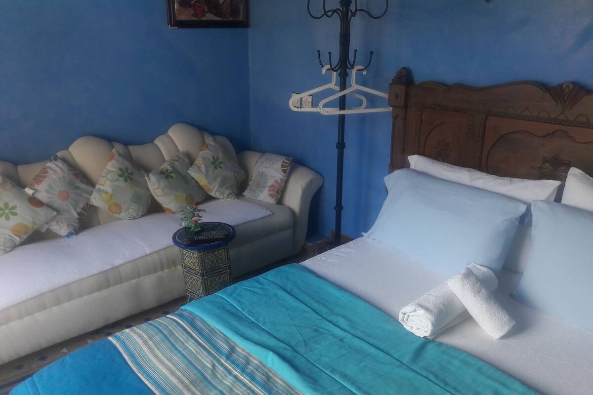 Triple Room | Minibar, individually decorated, blackout curtains, free WiFi