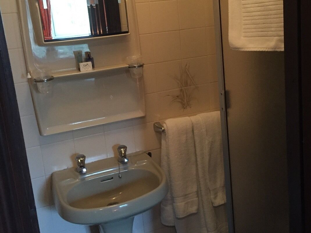 standard double room, ensuite (standard double) | bathroom