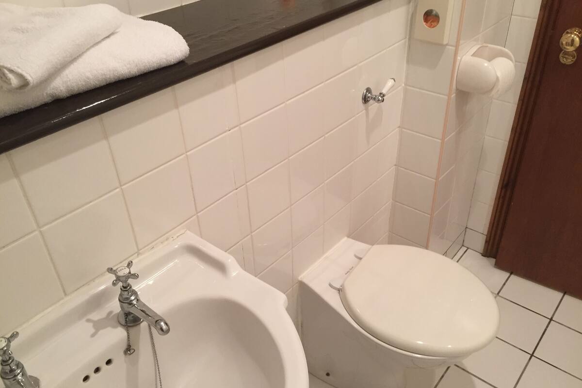 superior double room, ensuite (superior double with bath) | bathroom