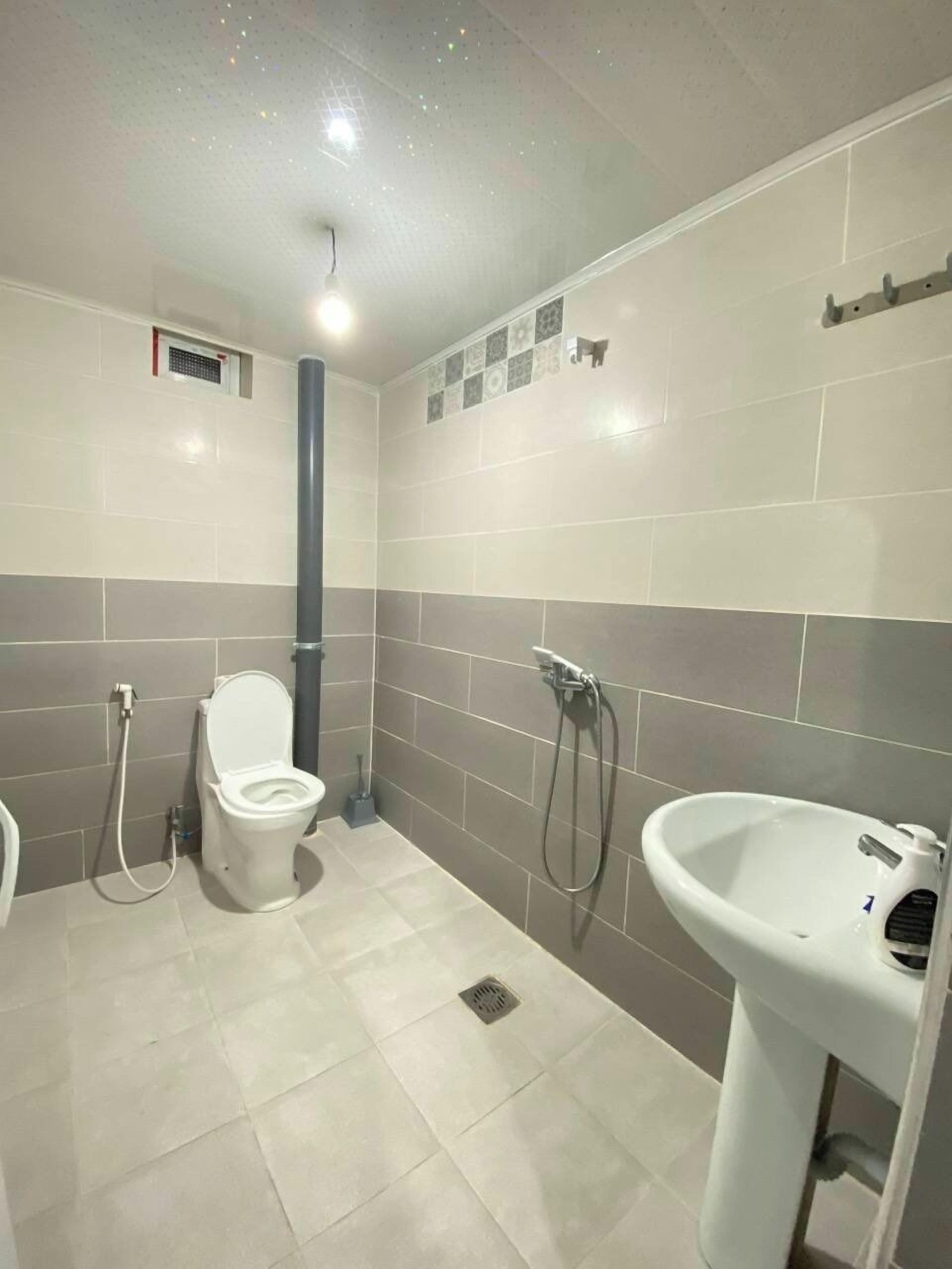 Un baño con inodoro, bidé y lavamanos.