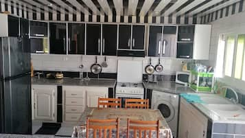 Duplex | Private kitchen | Fridge, oven, stovetop, cookware/dishes/utensils